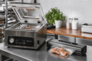 Vendre des plats cuisinés en ligne : l’emballage sous vide, clé d’une logistique sûre